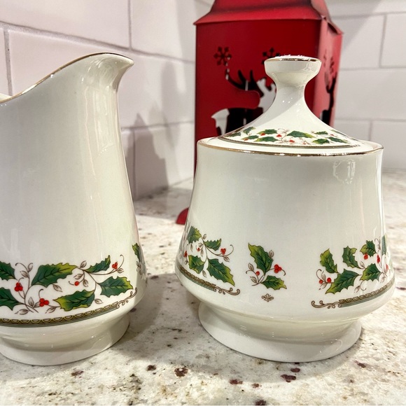 Royal Limited Holly Holiday Creamer & Lidded Sugar Bowl Vintage Set - Picture 2 of 10